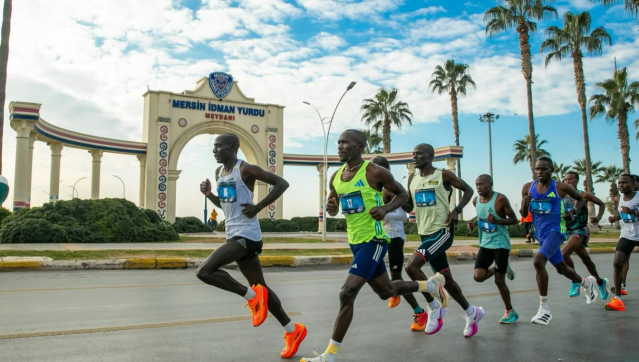 konya Büyükşehir Belediyesi'nin bu yıl "Tarih ve Doğaya, Spora ve Dostluğa, Attığın Her Adımda konya Koşar Arkanda" sloganıyla düzenlediği 7. Uluslararası konya Maratonu, spor dünyasını bir araya getirmeye hazırlanıyor. Dünya çapında saygın maratonlar arasında gösterilen bu büyük etkinlik, 14 Aralık Pazar günü koşulacak.