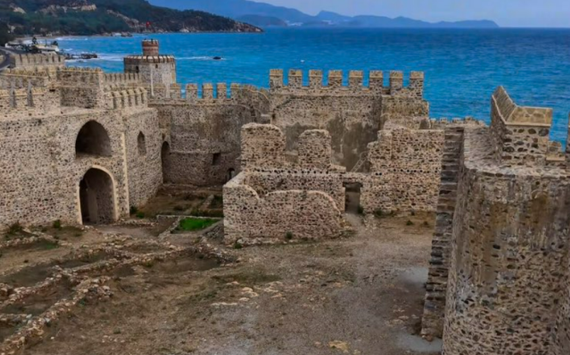 Bir Sinema Efsanesinin Perdesi: Mamure Kalesi
Mamure Kalesi, yüzlerce yıllık tarihi boyunca pek çok medeniyete tanıklık etti. Ancak kalenin popülaritesini artıran olaylardan biri de, efsanevi aktör Cüneyt Arkın'ın burada önemli bir yapımının çekimlerini gerçekleştirmesi oldu.