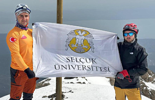 Selçuk Üniversitesi Personelinden Zirve Çıkartması:...