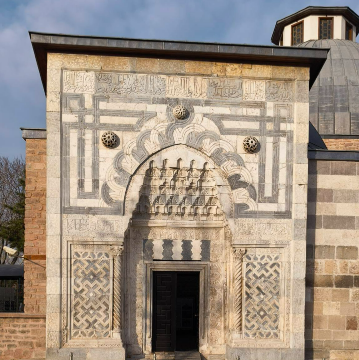 Konya’nın Mavi İncisi: Karatay Medresesi ve Eşsiz Çini Sanatı